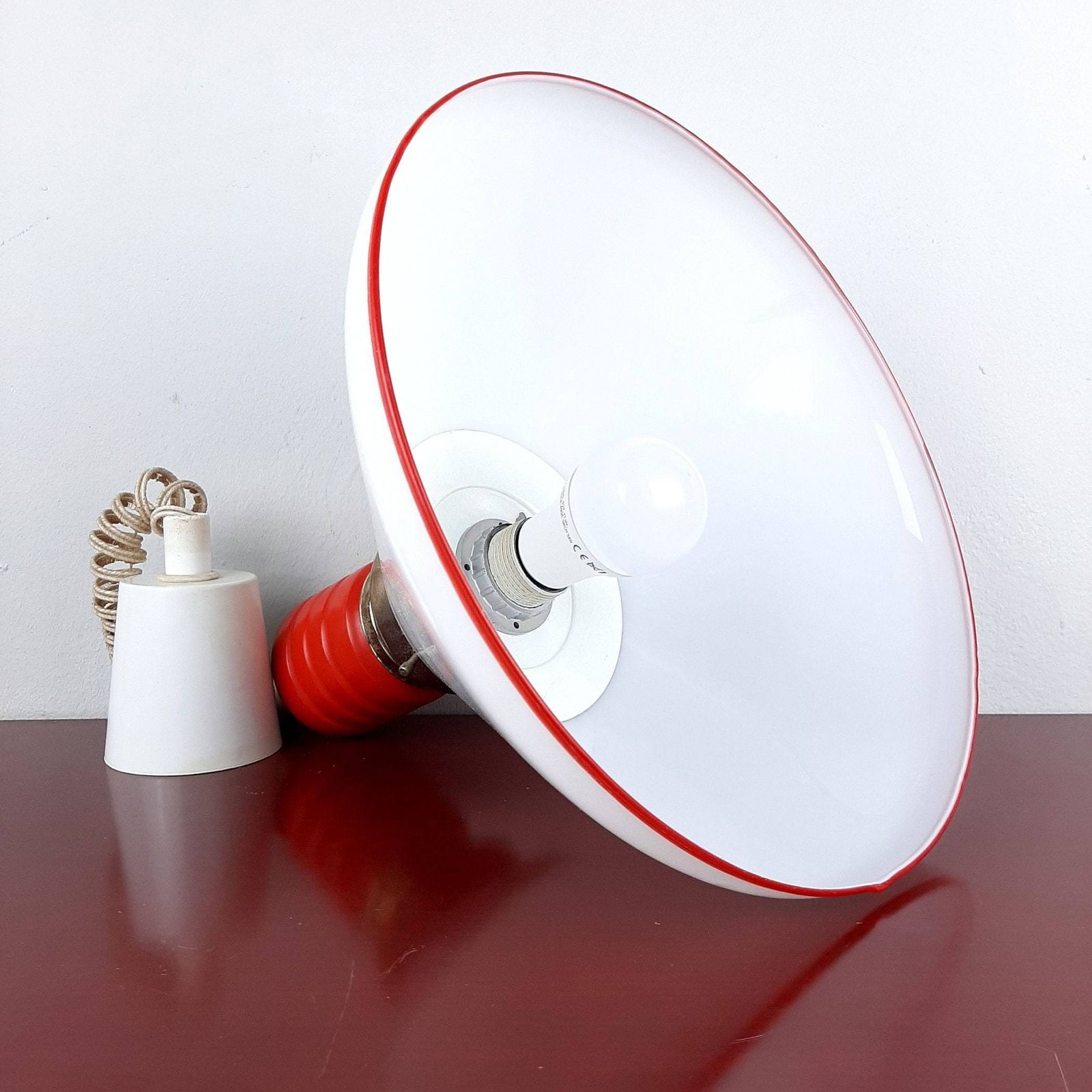 Retro Hanglamp | Italië, Jaren '70 | Glas En Hout | Rood & Wit | Farmhouse / Cottage | Mid Century | Vintage Verlichting photo buy