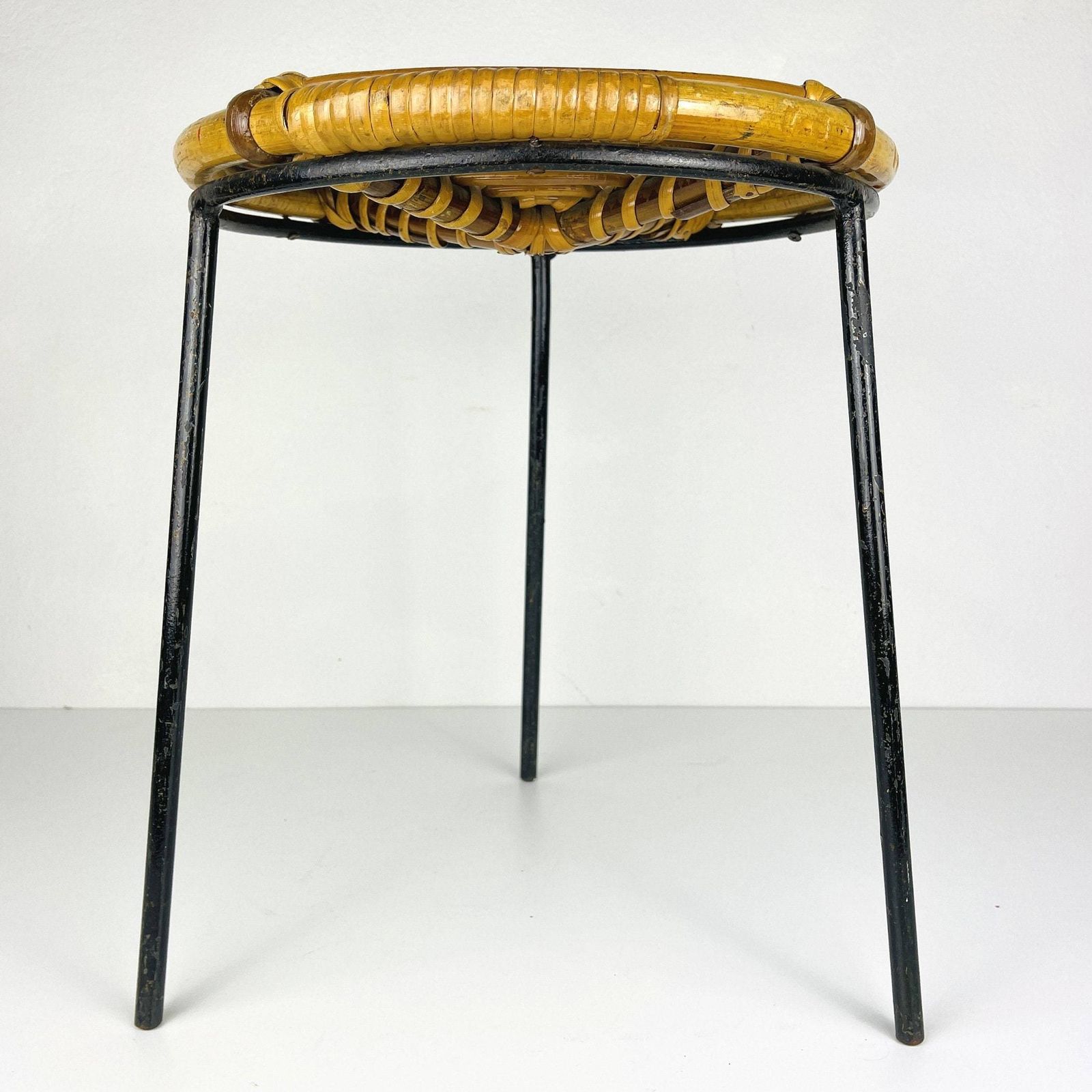 Vintage Bamboe Metalen Kruk Italië Ca. Jaren 1950 – Mid Century Modern Design Italiaans Rattanmeubilair photo vintage