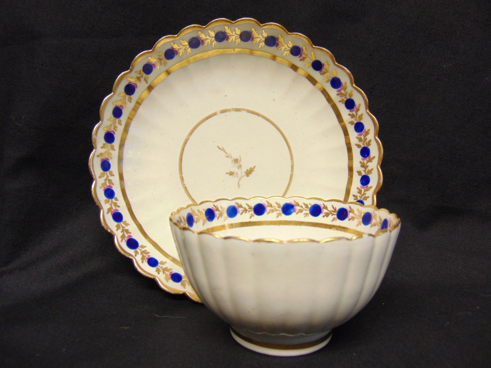 Caughley Porcelain Polychrome & Gilt Ware Tea Bowl And Saucer   Flaming Pearl   Circa 1785