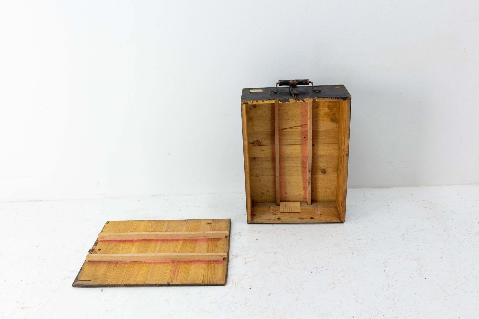 photo furniture Valise d'écolier français en pin de style Napoléon III, vers 1900