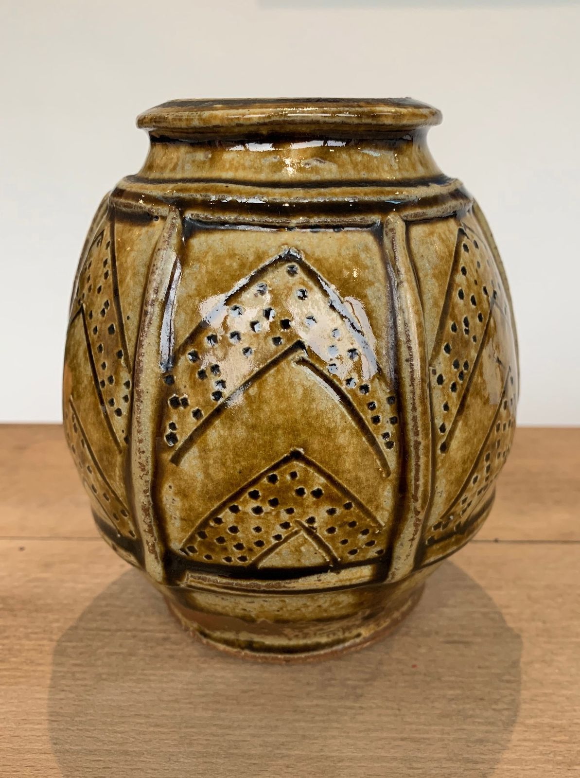 Superb Mike Dodd (British B.1943)  Facetted Studio Pottery Vase Decorated With Chevron Motif Design photo vintage