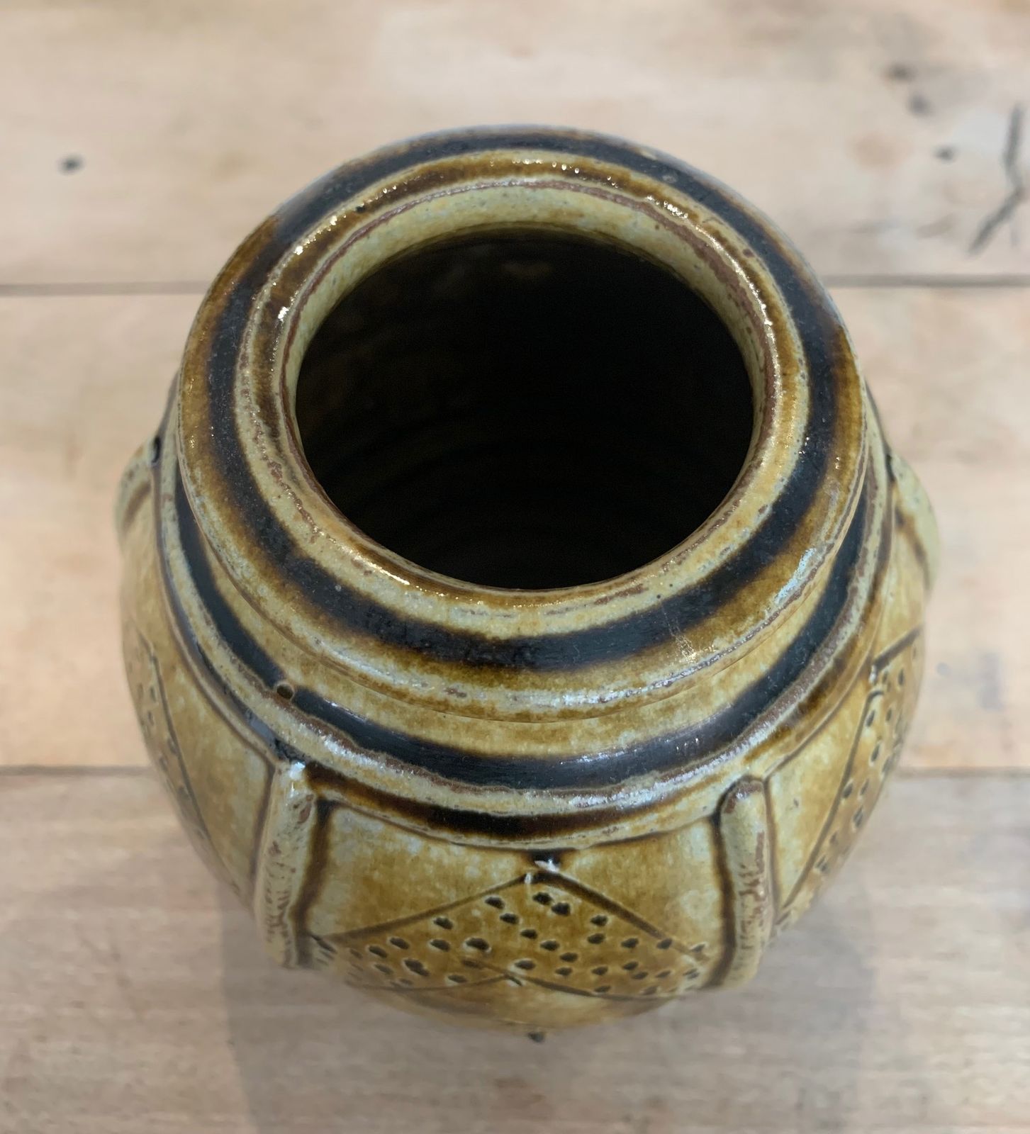 photo furniture Superb Mike Dodd (British B.1943)  Facetted Studio Pottery Vase Decorated With Chevron Motif Design