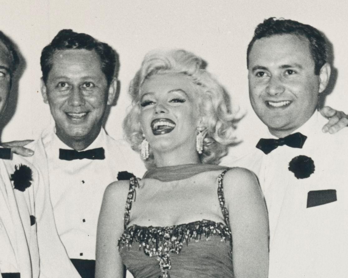 Marilyn Monroe With Anncouncers Of The Klac Radio Station, Hollywood Blvd., 1953 photo vinterior
