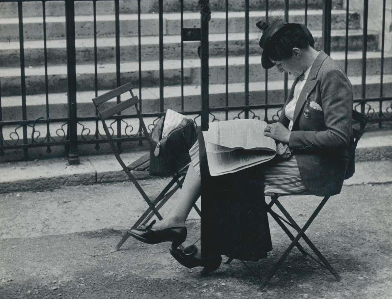 Erich Andres Woman, Street Photography, Paris, 1950s, 18 X 12,9 Cm 1955 photo furniture