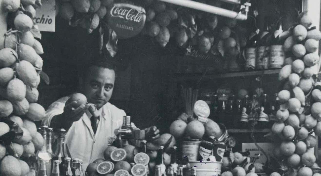 Erich Andres Naples, Fruitsstand, Street Photography, Silver Gelatine Print, 1950s, photo Art
