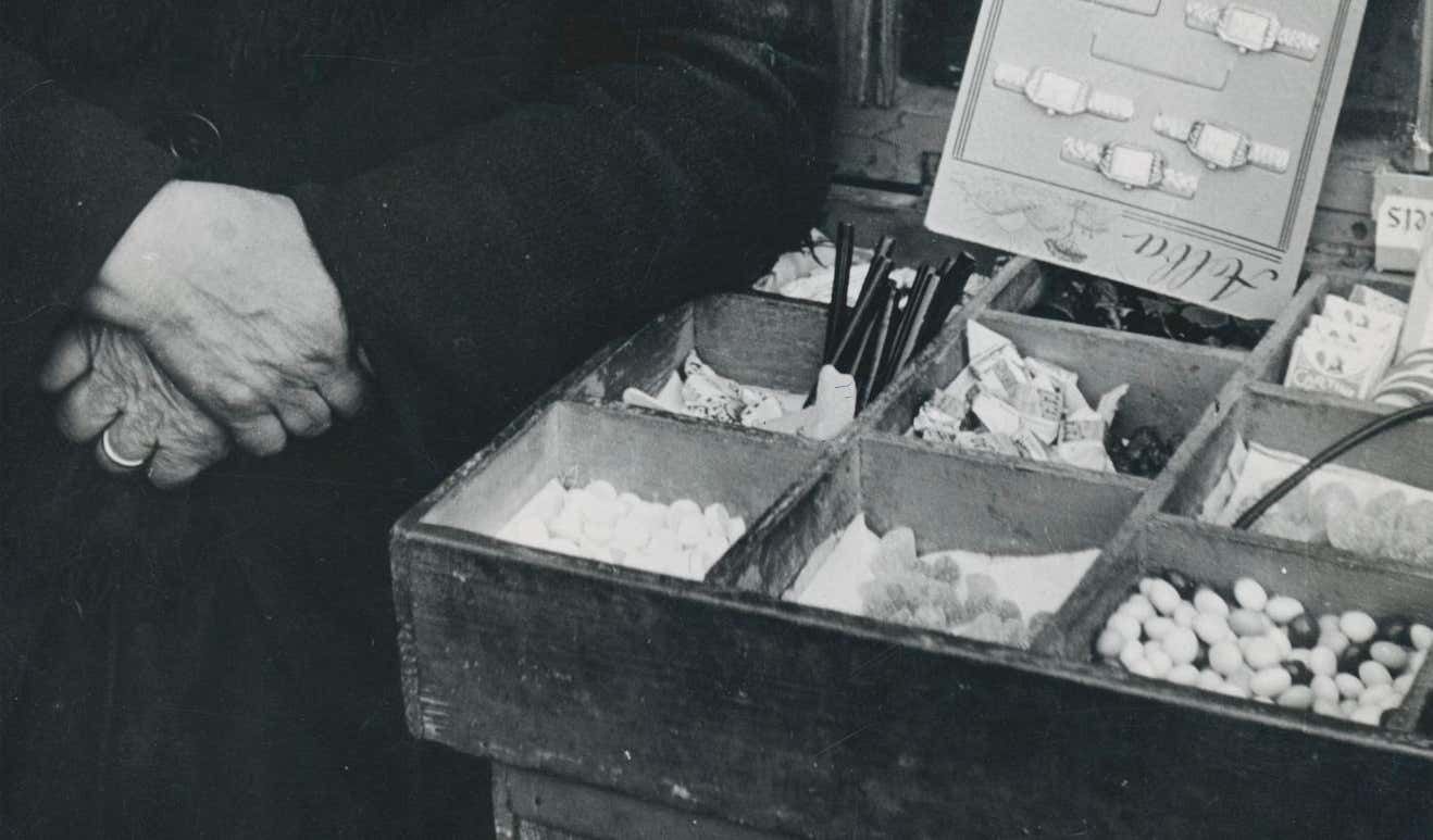 Erich Andres Woman, Market, Street Photography, Silver Gelatine Print, Italy 1950s, photo for sale