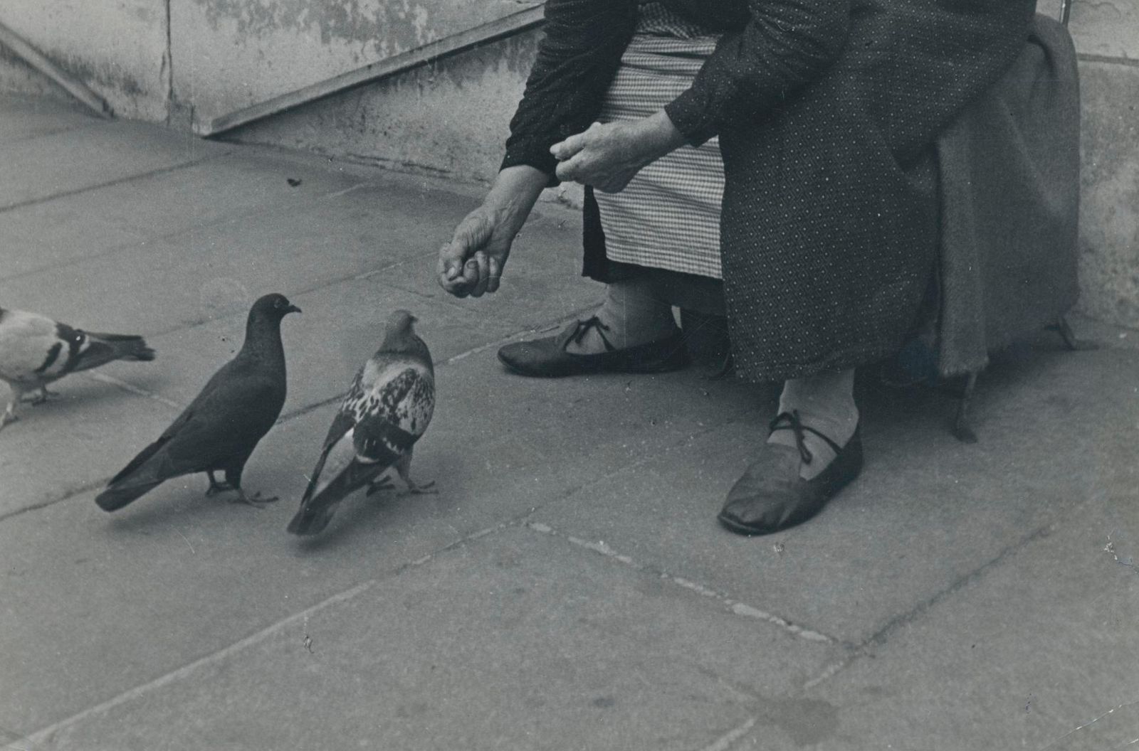 Woman, Street Photography, Paris, 1950s, 23 X 16,8 Cm 1955 photo furniture