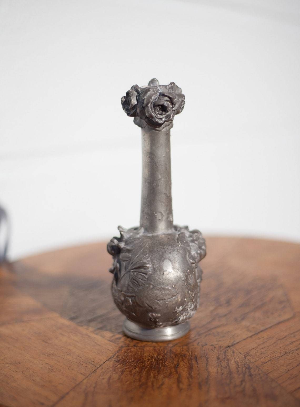 Antique Tin Vase, Pure Tinplate Paris, Soliflore Tin Vase Pattern Flowers In Relief, Tinplate Art, Collection, Art Nouveau, Pewter Vase photo vintage