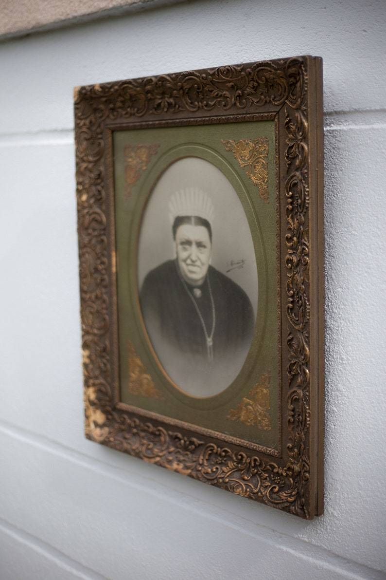 Old Framed Portrait Black And White Photo Table Woman's photo vinterior