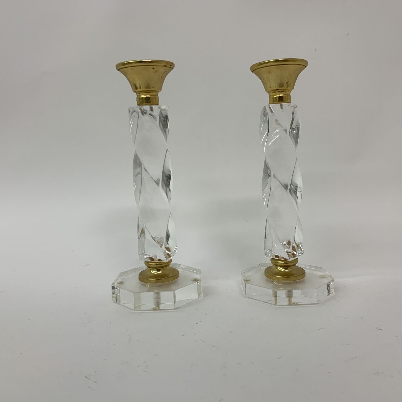 Set Van 2 Gedraaide Kandelaars In Lucite. Ca. Jaren 1970. photo furniture
