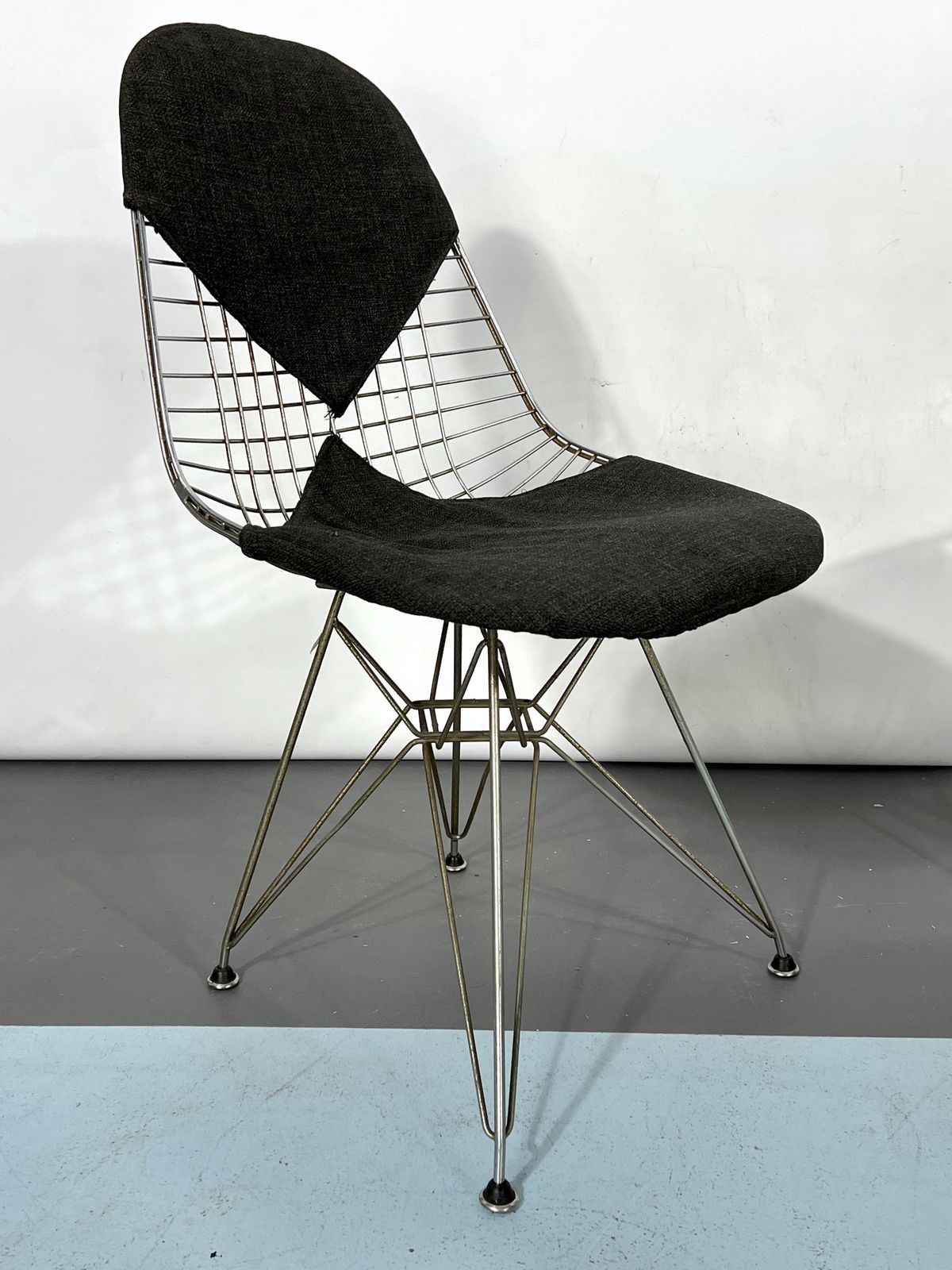 Mid Century Modern Set Of Four Dkr Bikini Chairs By Charles Eames photo Furniture