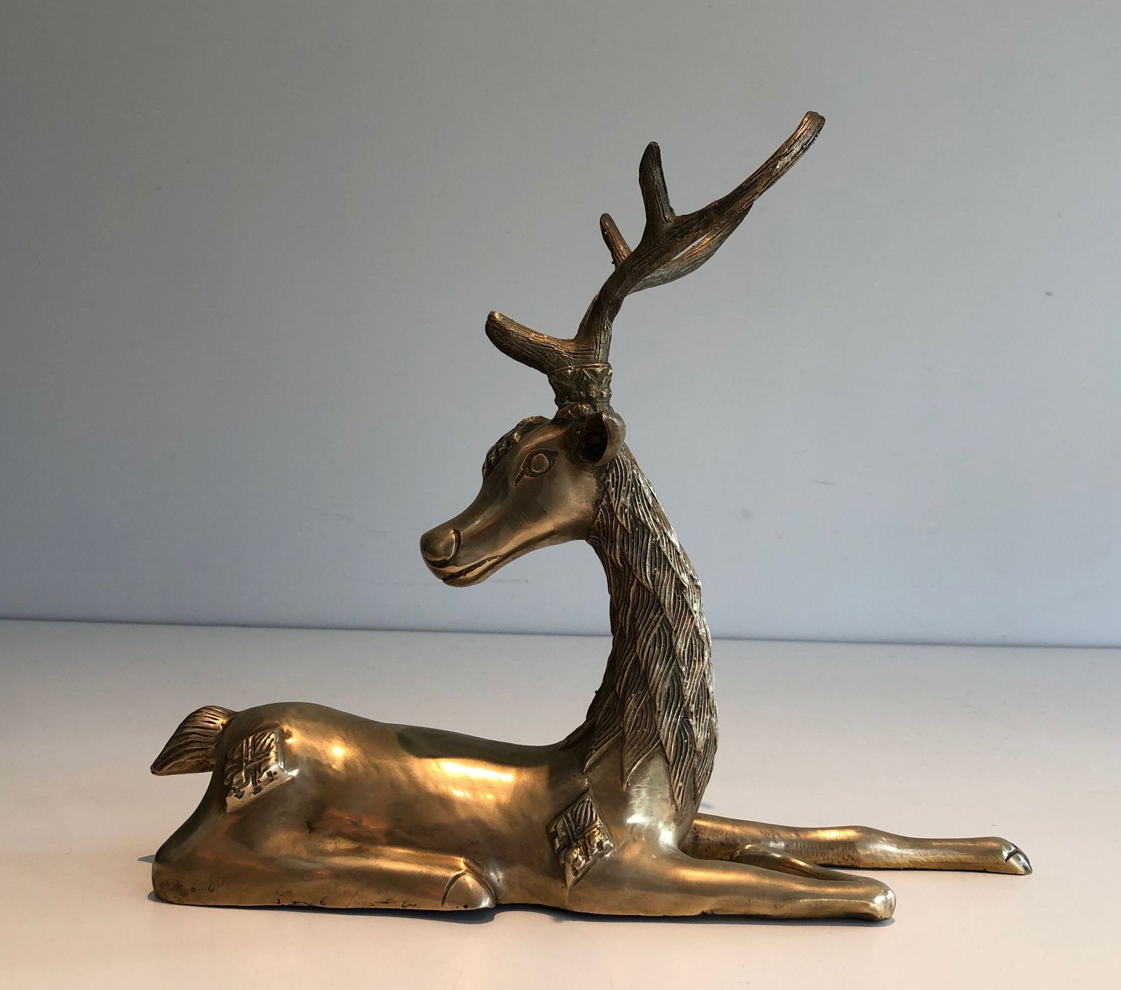 photo vintage Recumbent Deer In Brass With Inlays