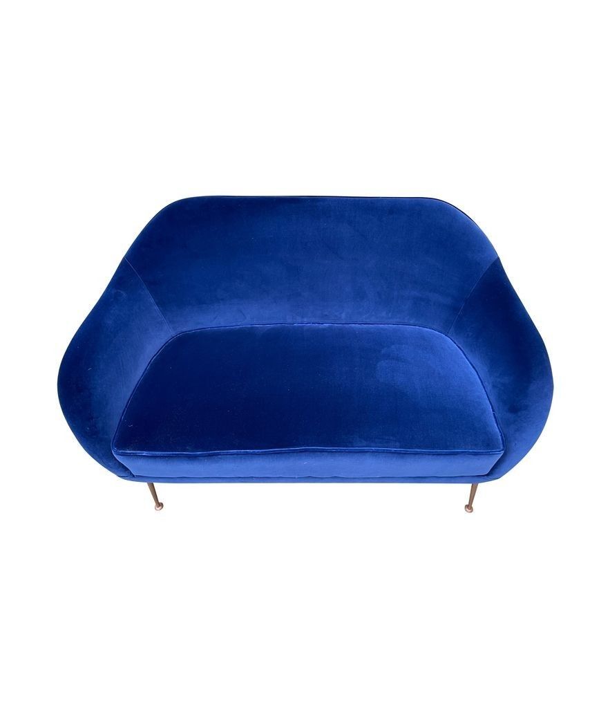 photo vintage A1950s Italian Two Seater Sofa With Brass Legs Newly Upholstered In Blue Velvet