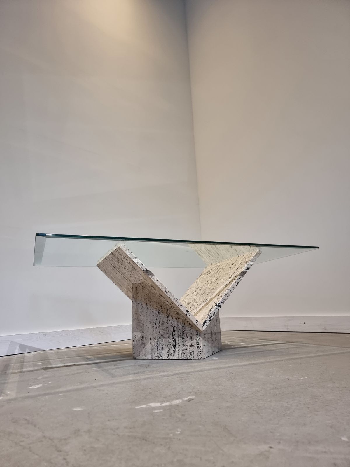 photo furniture Abstracte Salontafel Van Travertijn En Glas
