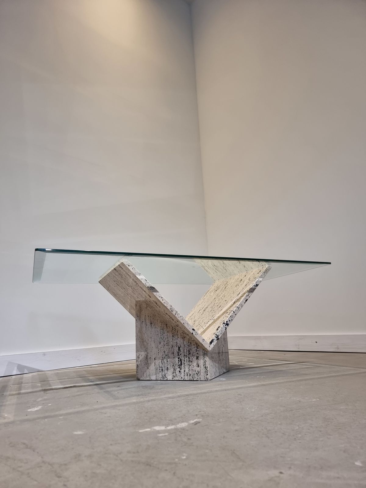 photo for sale Abstracte Salontafel Van Travertijn En Glas