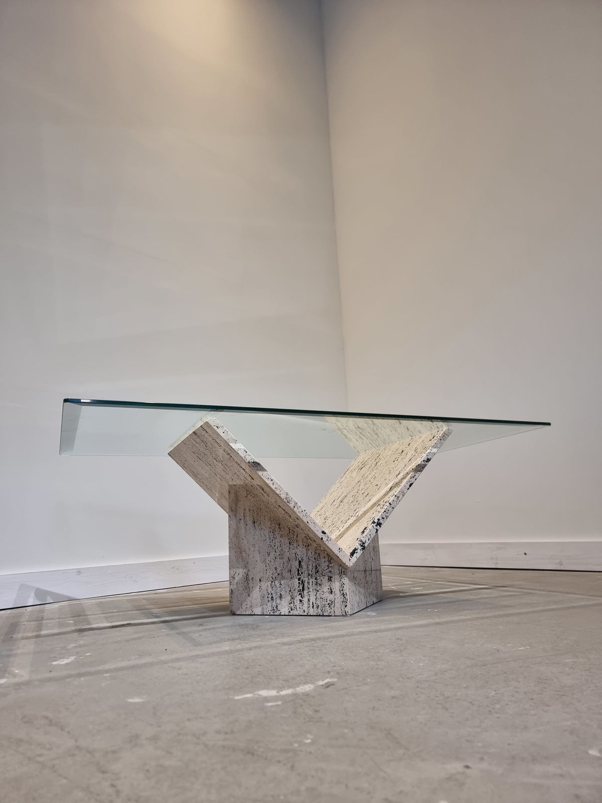 Meubels Abstracte Salontafel Van Travertijn En Glas photo