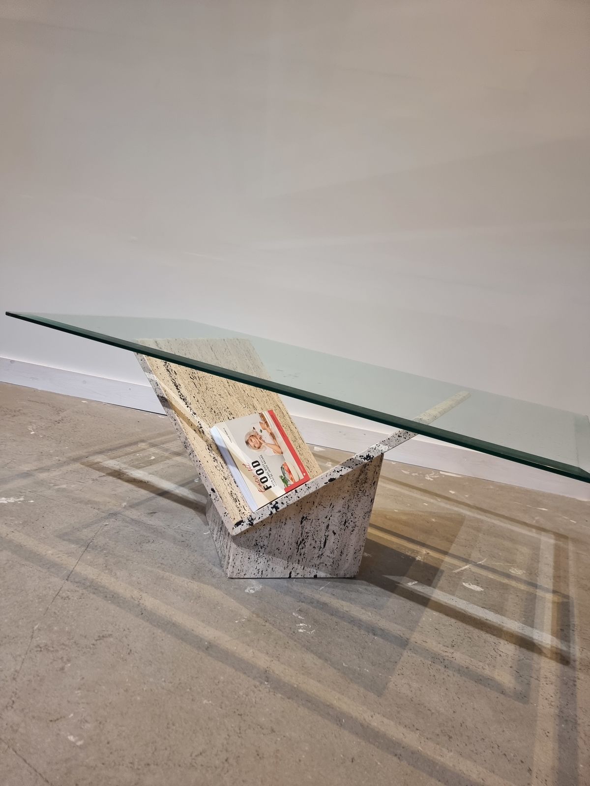 1364.0 Abstracte Salontafel Van Travertijn En Glas photo