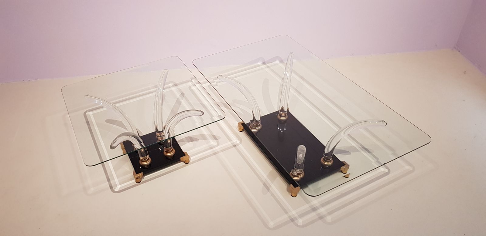 Mid Century Salontafelset Van Lucite, Messing En Glas photo for sale