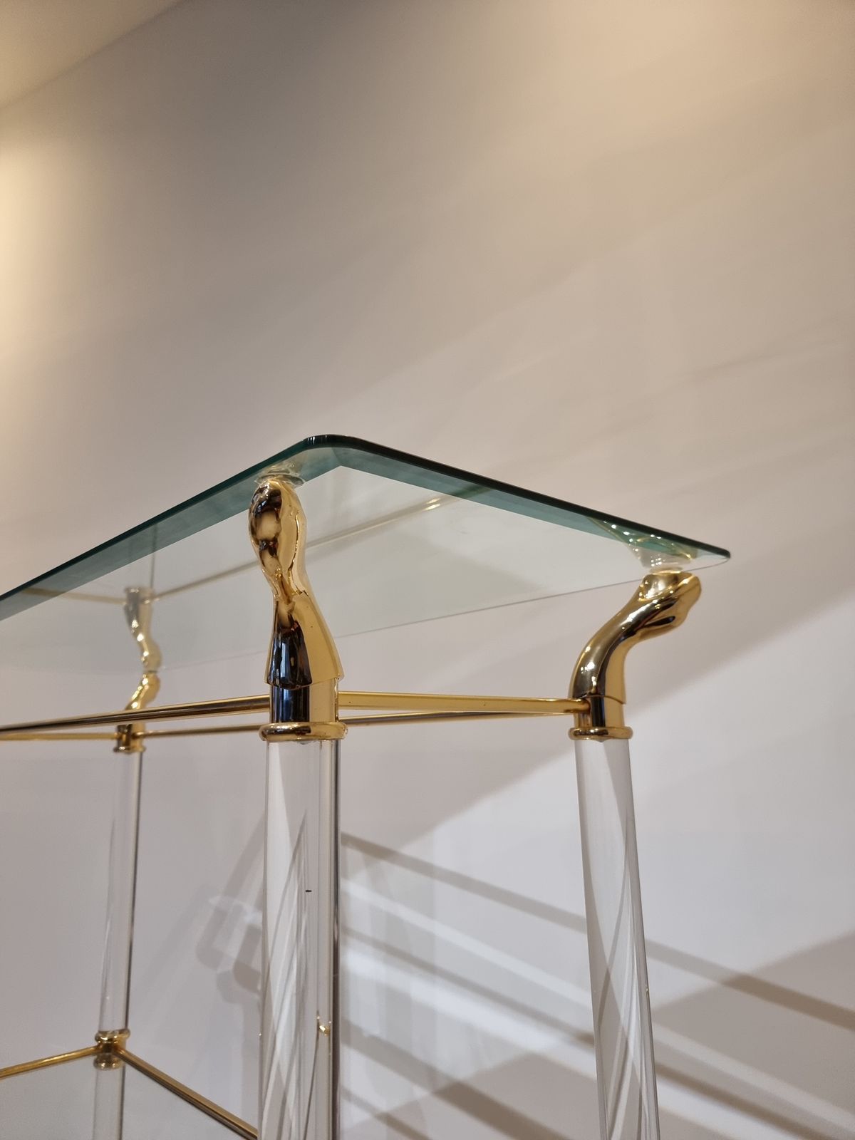 Mid Century Messing En Lucite étagère, Ca. Jaren 1970 photo Meubels