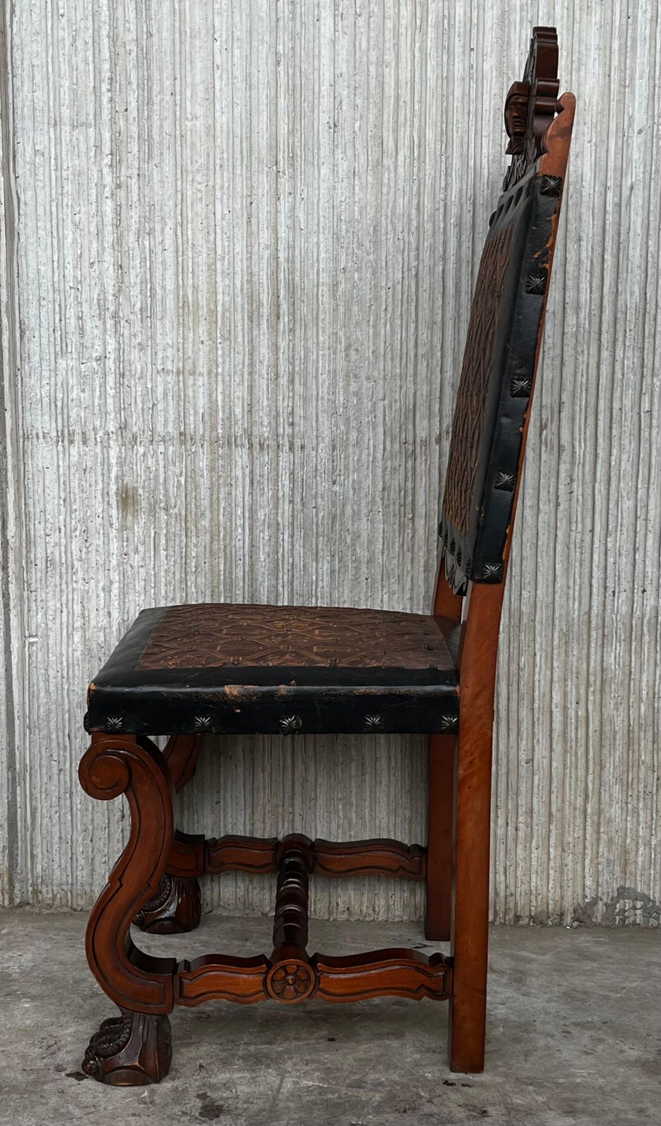 Ensemble de six chaises espagnoles sculptées en cuir repoussé noir et brun, début du XXe siècle photo 5267.0