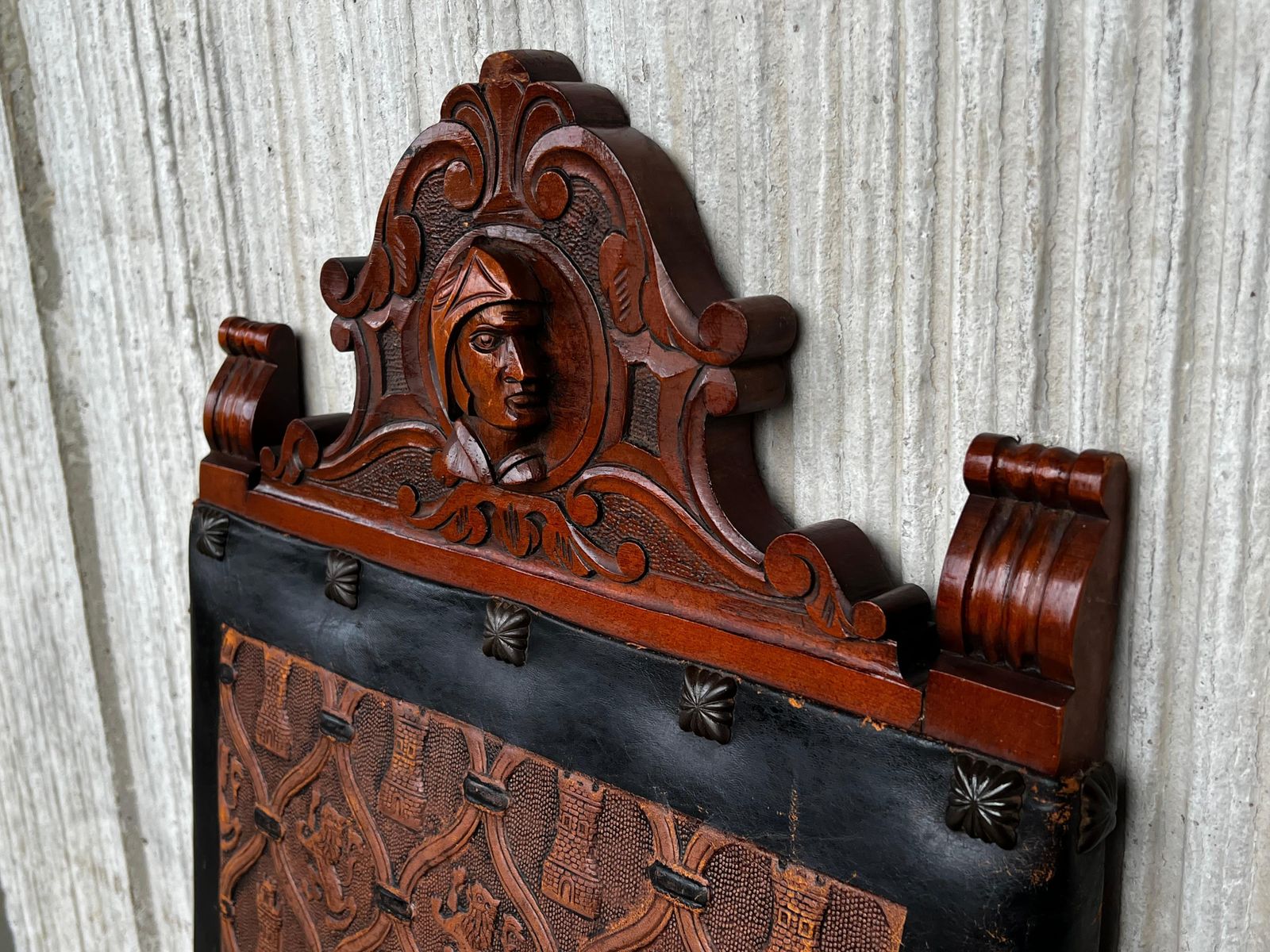 Ensemble de six chaises espagnoles sculptées en cuir repoussé noir et brun, début du XXe siècle photo vintage