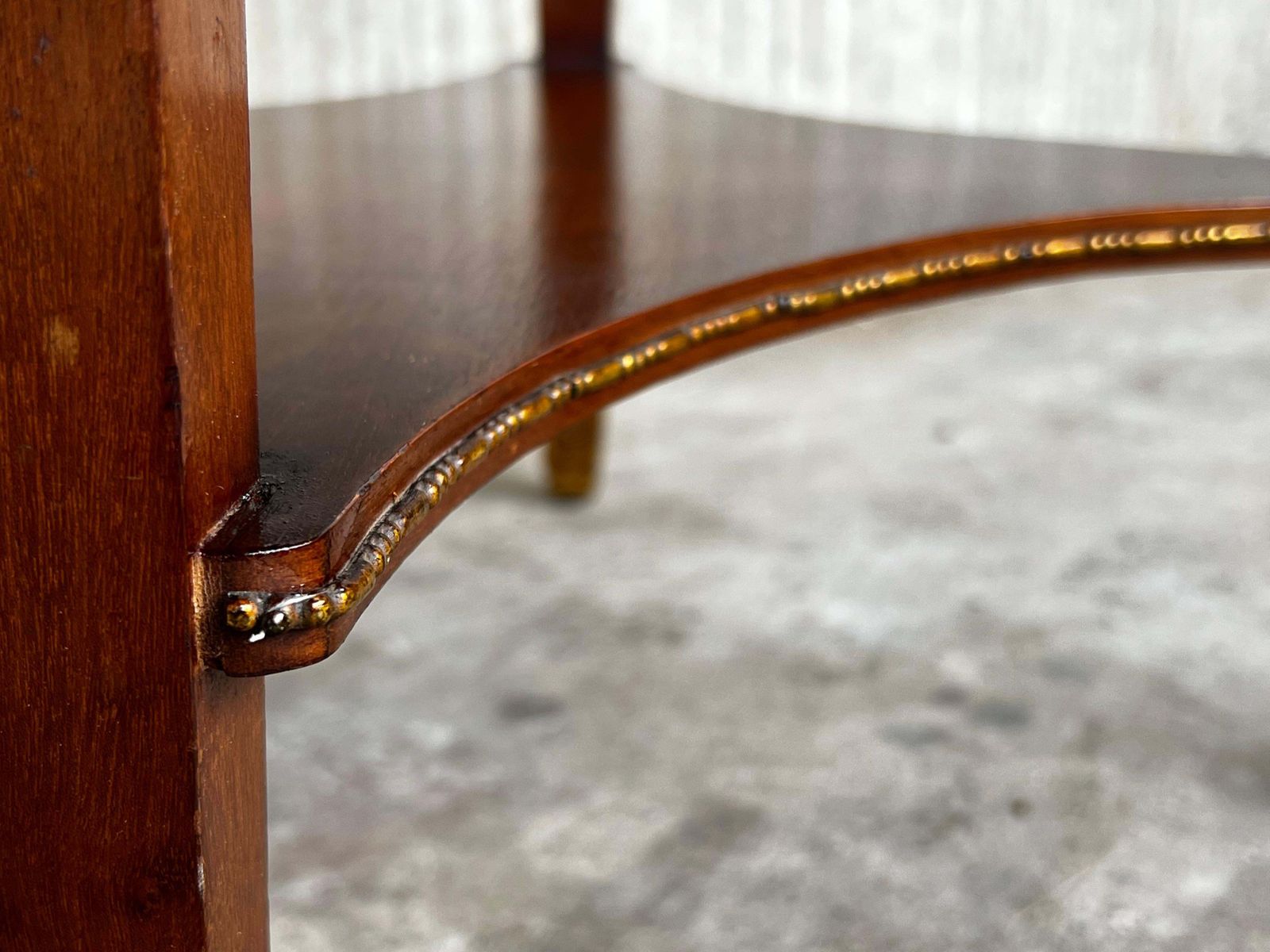 Mobilier Table d'appoint française de style Louis XVI en bronze, marbre rond et chêne, XXe siècle photo