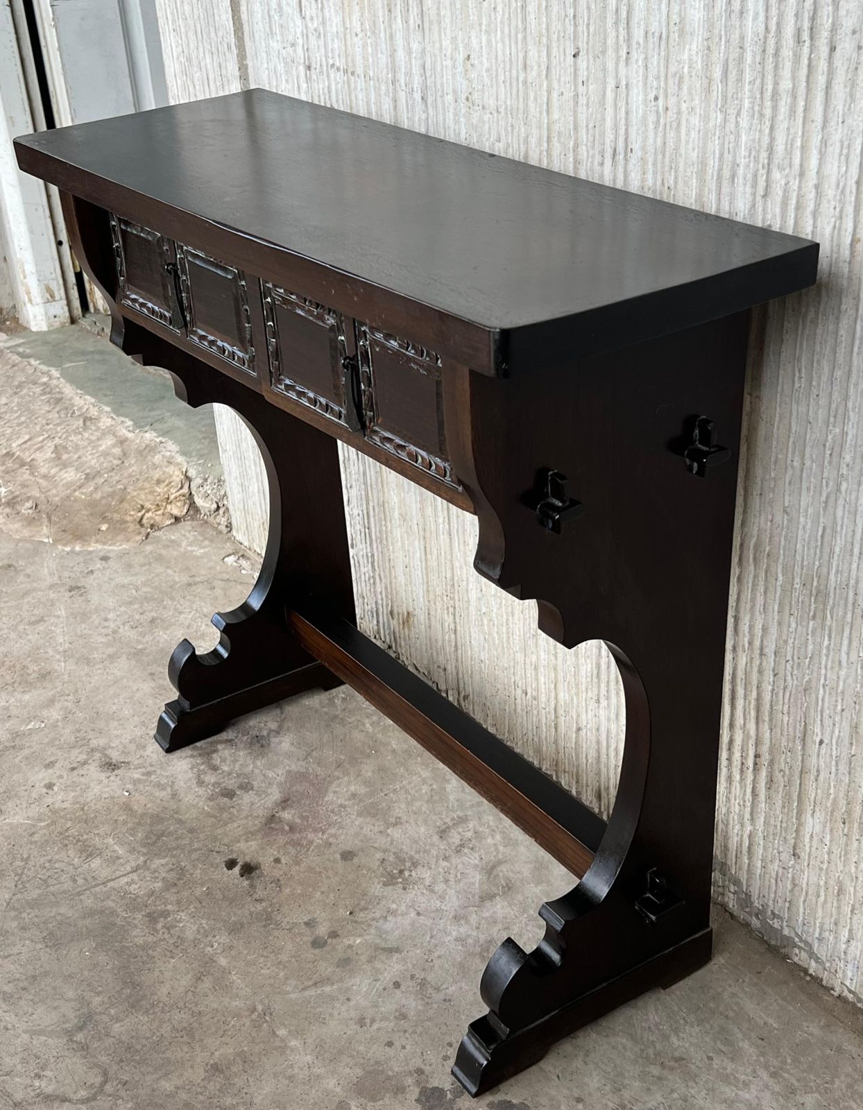 Console étroite de style colonial espagnol à deux tiroirs, ferrures en fer forgé photo 2499.0