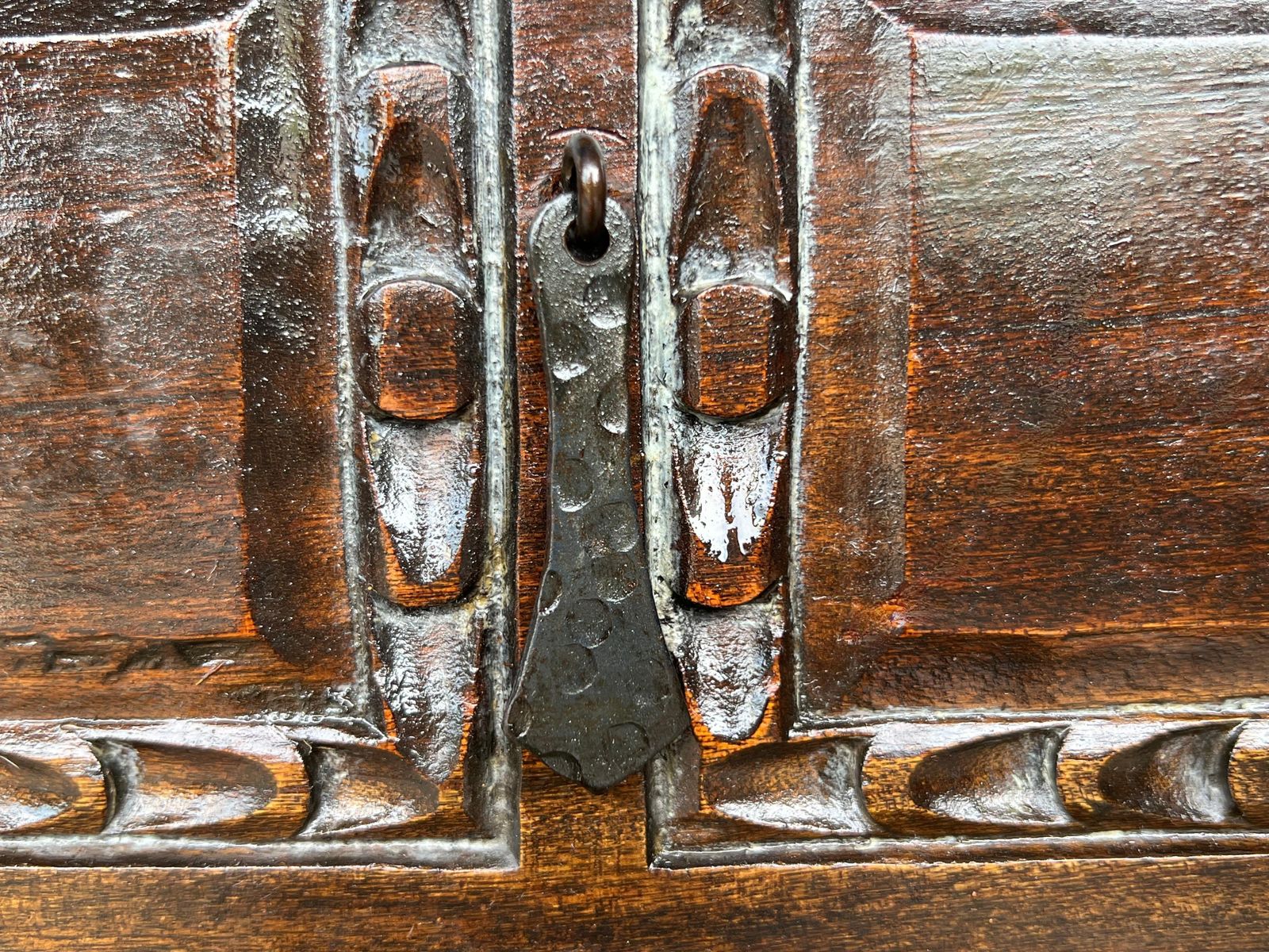 Mobilier Console étroite de style colonial espagnol à deux tiroirs, ferrures en fer forgé photo