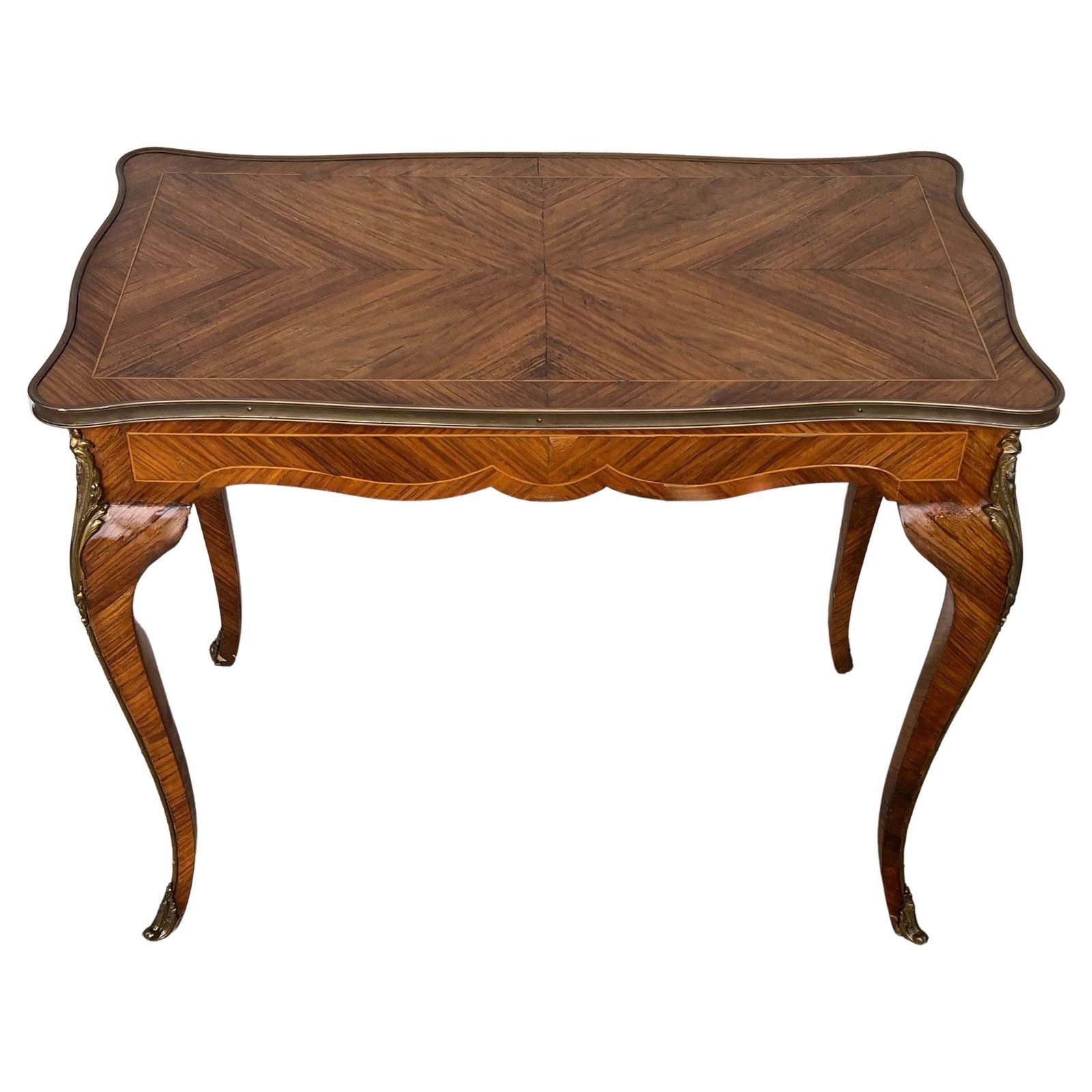 Table centrale ou de bureau française en marqueterie, montures en bronze ormolu