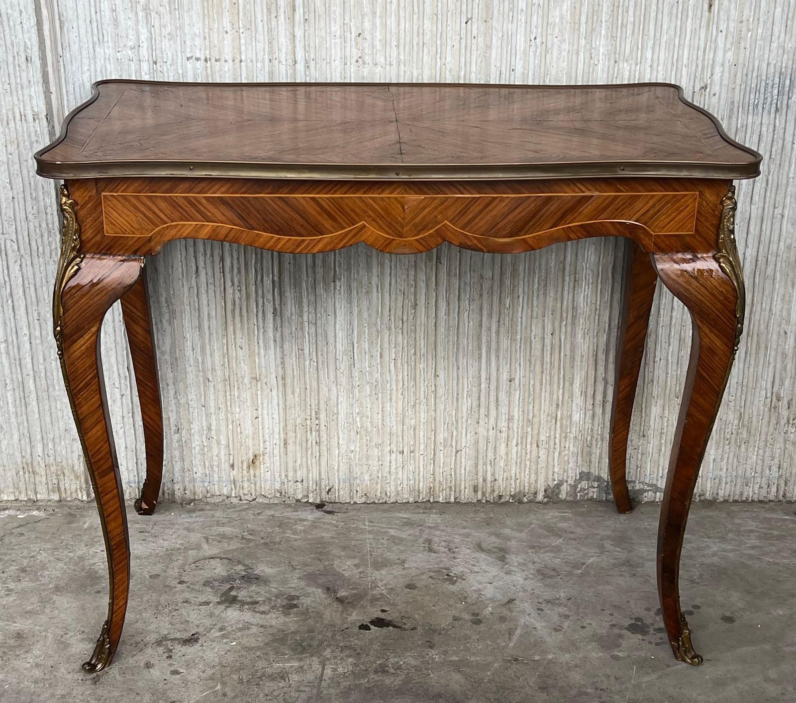 Table centrale ou de bureau française en marqueterie, montures en bronze ormolu photo furniture