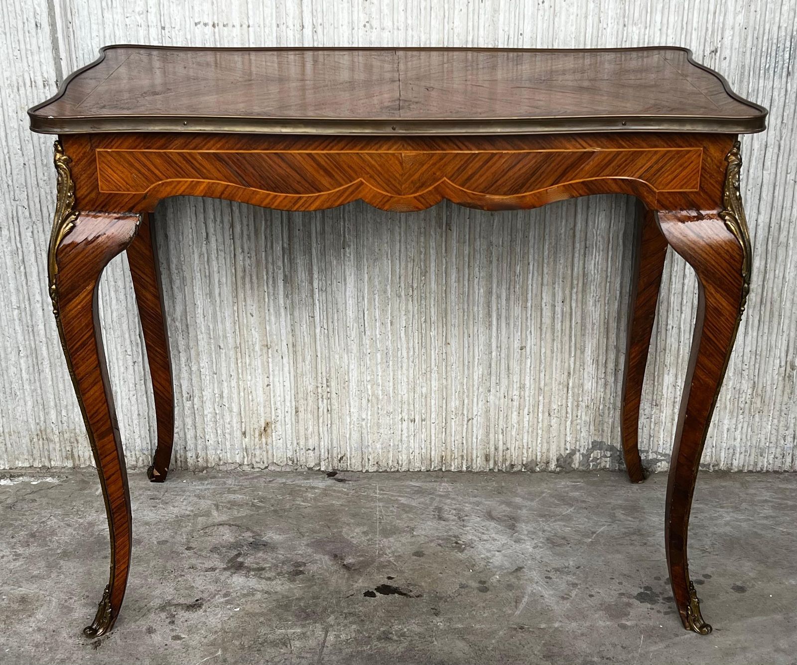 Table centrale ou de bureau française en marqueterie, montures en bronze ormolu photo Mobilier