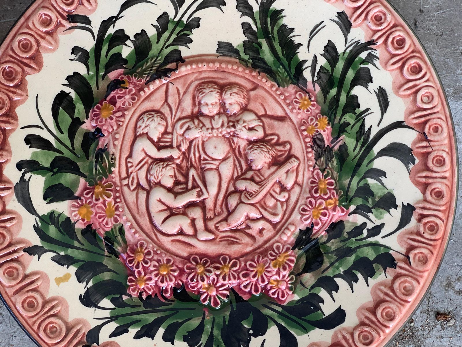 Plat en relief en terre cuite, Espagne, XIXe siècle, décor de chérubins et fleurs photo vintage