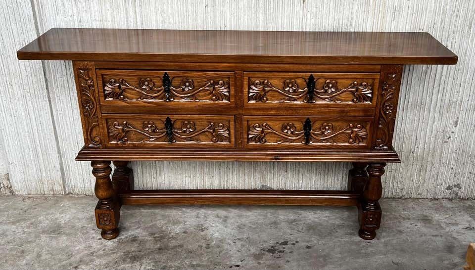 Console espagnole à quatre tiroirs sculptés avec quincaillerie d'époque photo furniture
