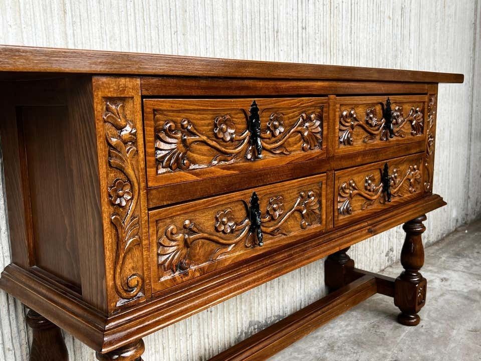 photo for sale Console espagnole à quatre tiroirs sculptés avec quincaillerie d'époque