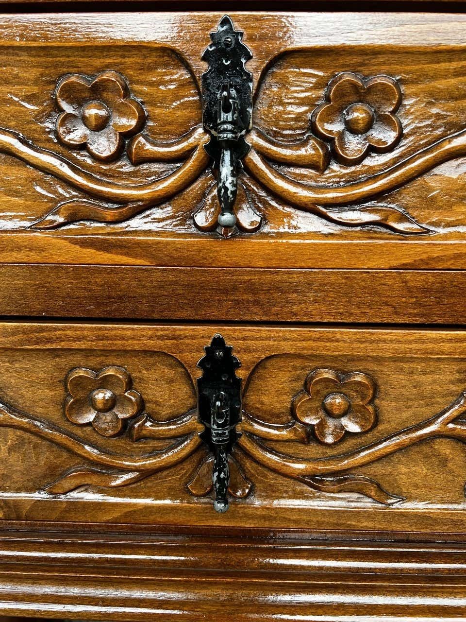 5830.0 Console espagnole à quatre tiroirs sculptés avec quincaillerie d'époque photo
