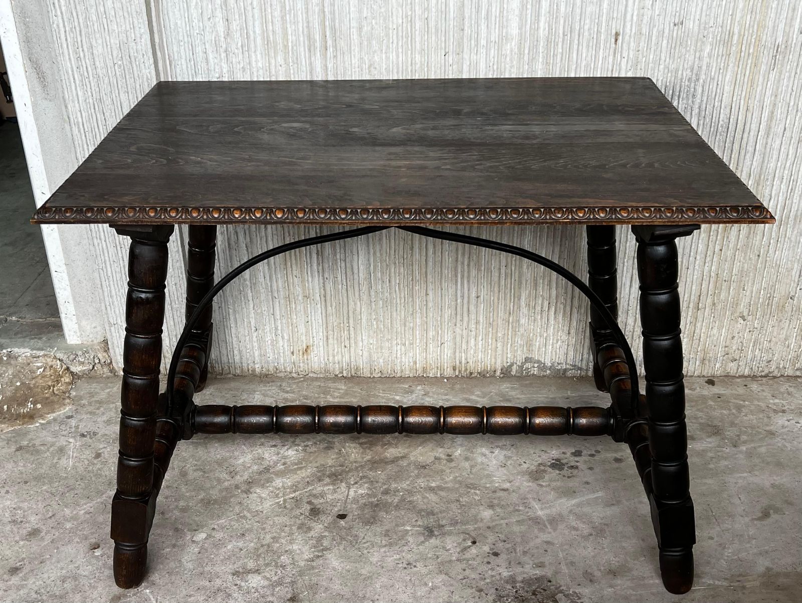 Table d'appoint espagnole du XIXe siècle, pieds tournés sculptés et entretoise en bois photo for sale