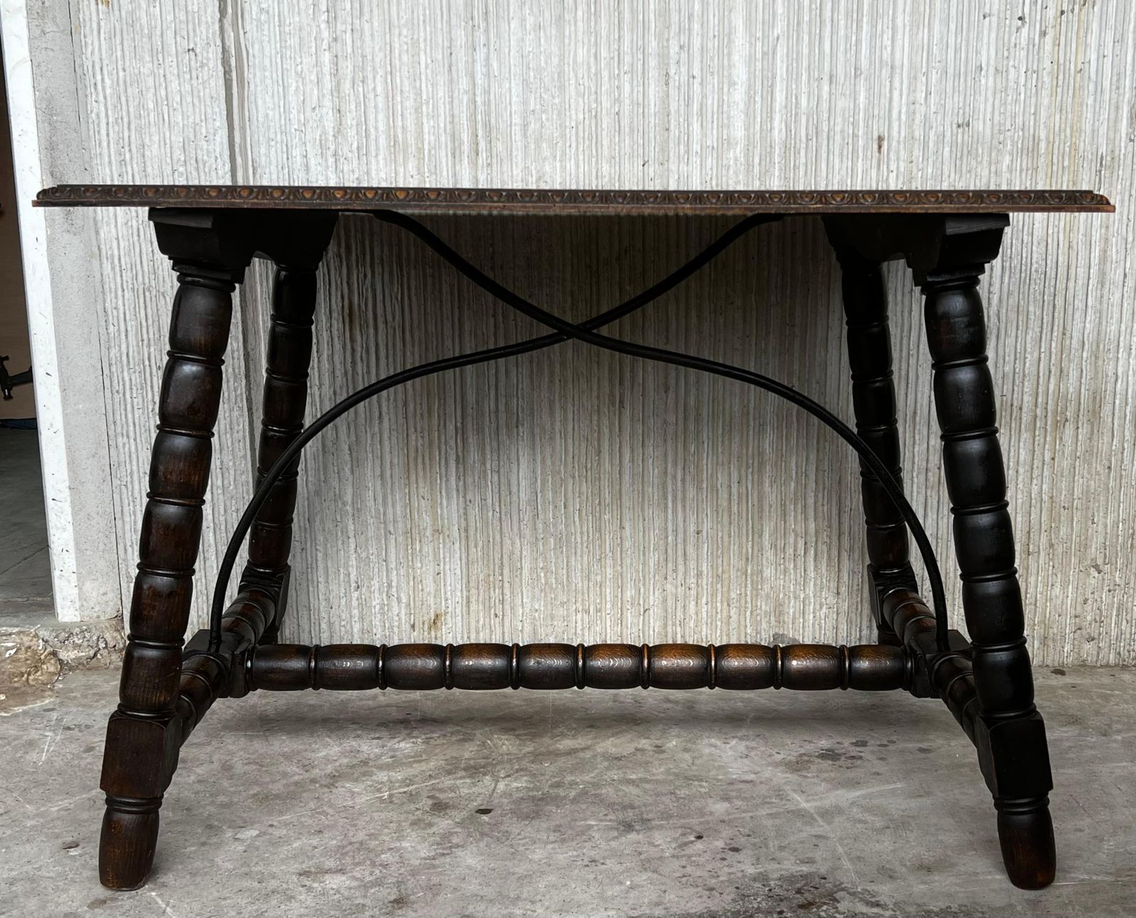 Table d'appoint espagnole du XIXe siècle, pieds tournés sculptés et entretoise en bois photo 4814.0