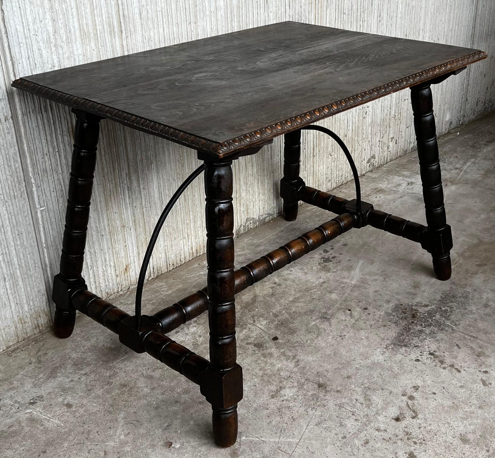 photo furniture Table d'appoint espagnole du XIXe siècle, pieds tournés sculptés et entretoise en bois