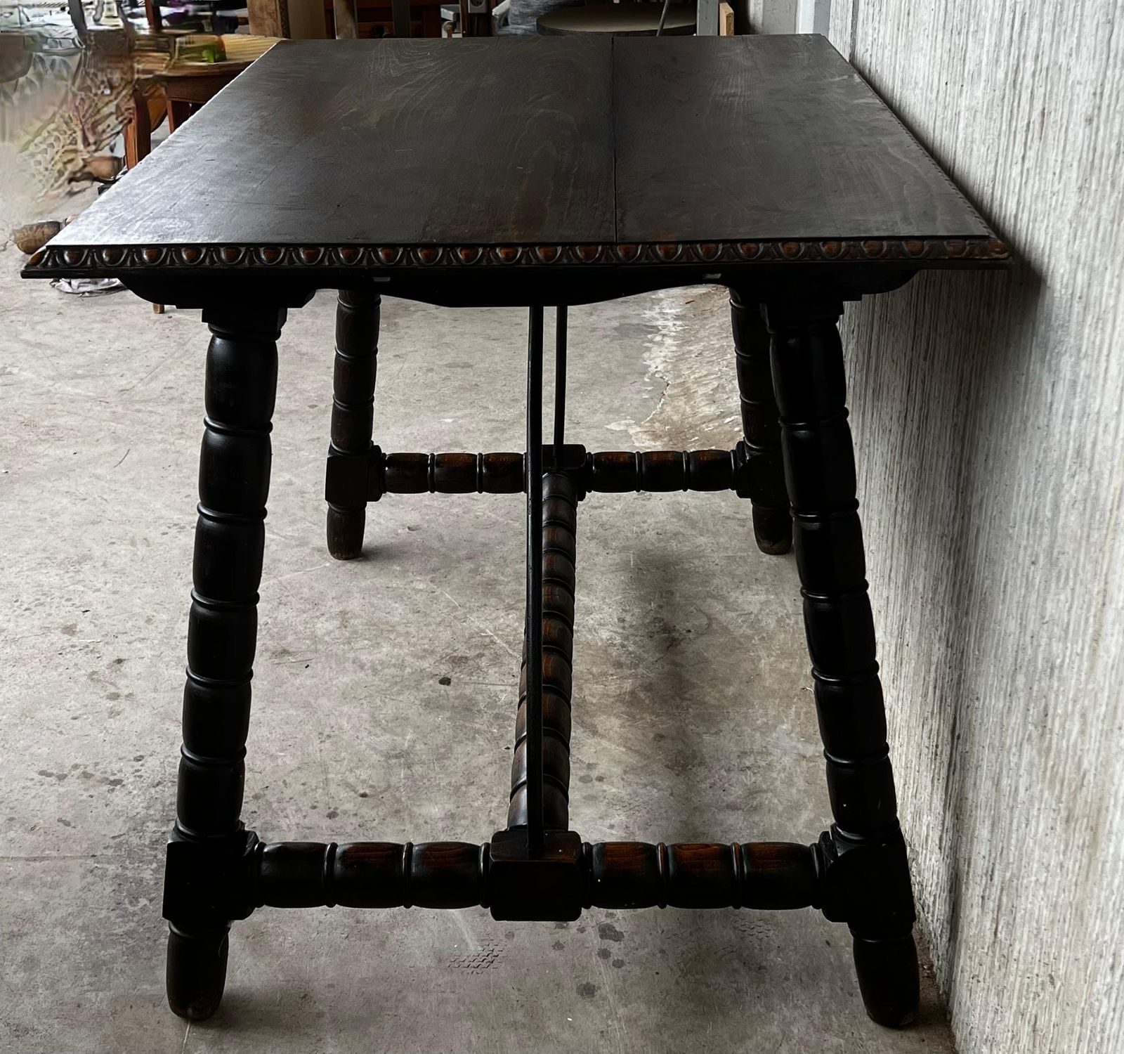 4814.0 Table d'appoint espagnole du XIXe siècle, pieds tournés sculptés et entretoise en bois photo