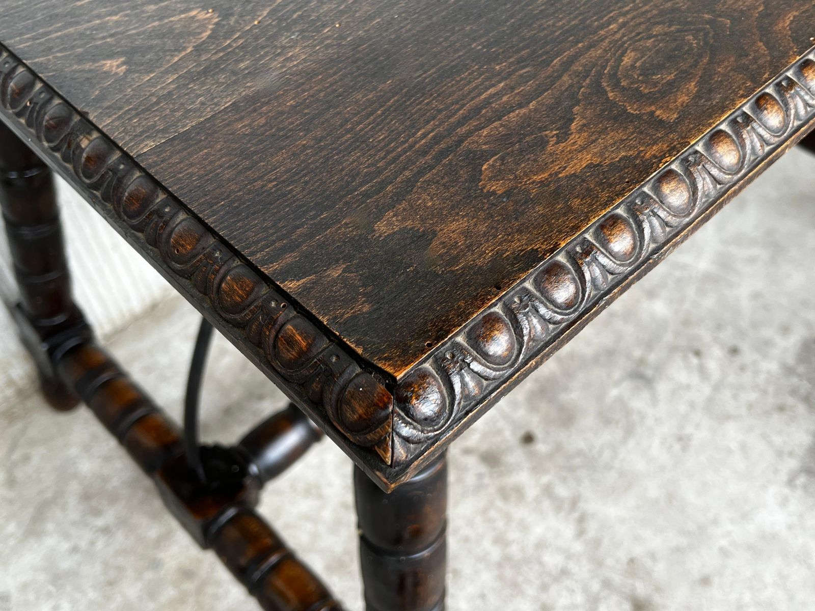 photo vinterior Table d'appoint espagnole du XIXe siècle, pieds tournés sculptés et entretoise en bois