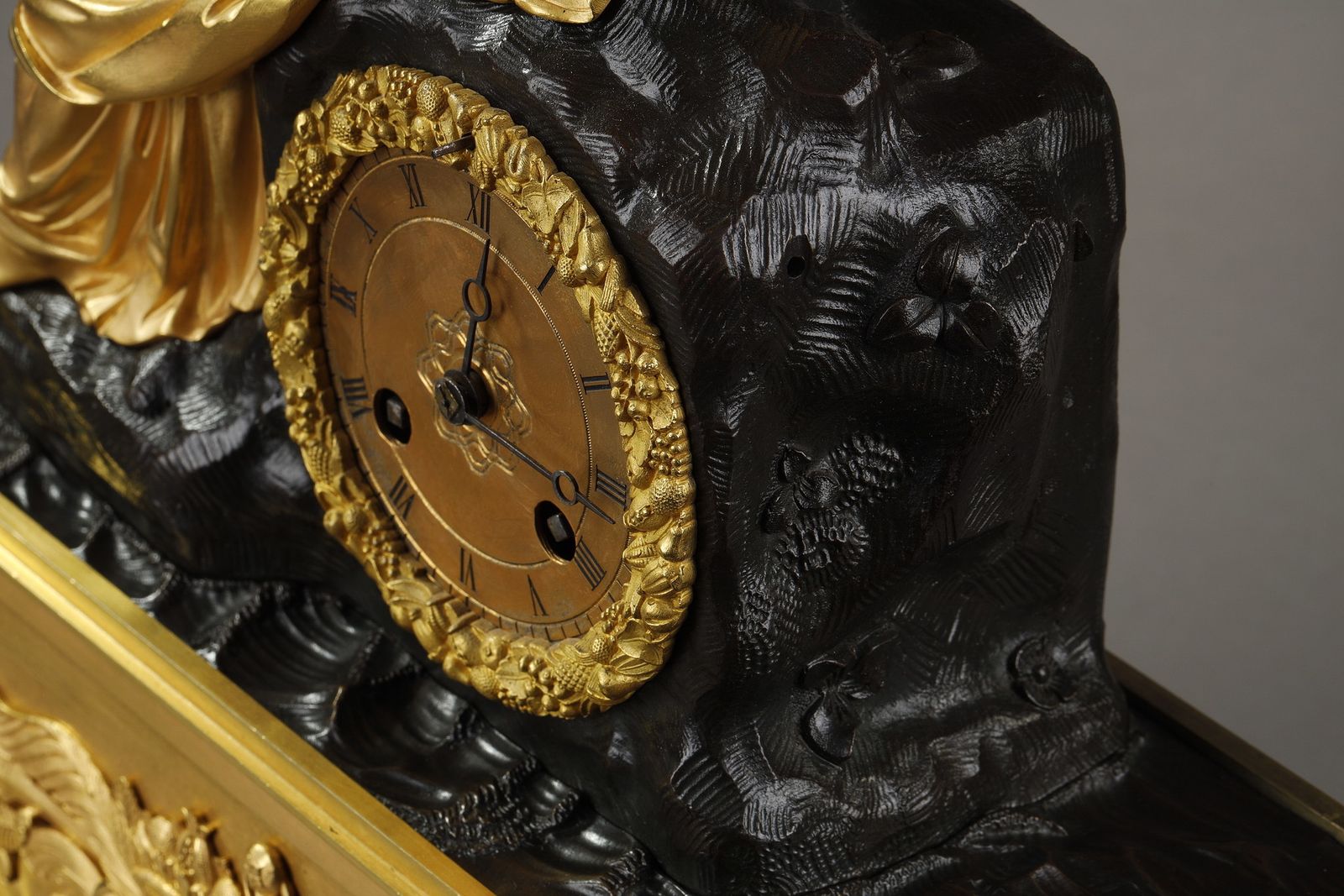photo furniture Restoration Period Clock In Gilt Bronze With A Young Woman