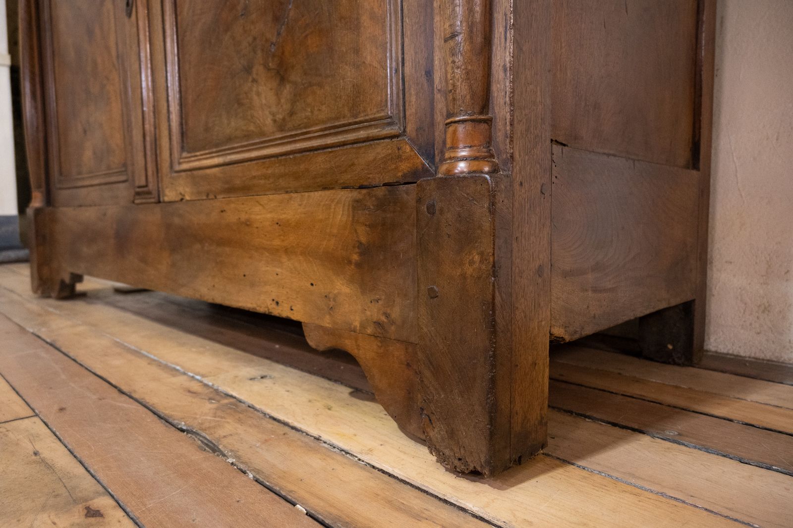 photo buy A Superb 18th Century French Empire Walnut Dresser
