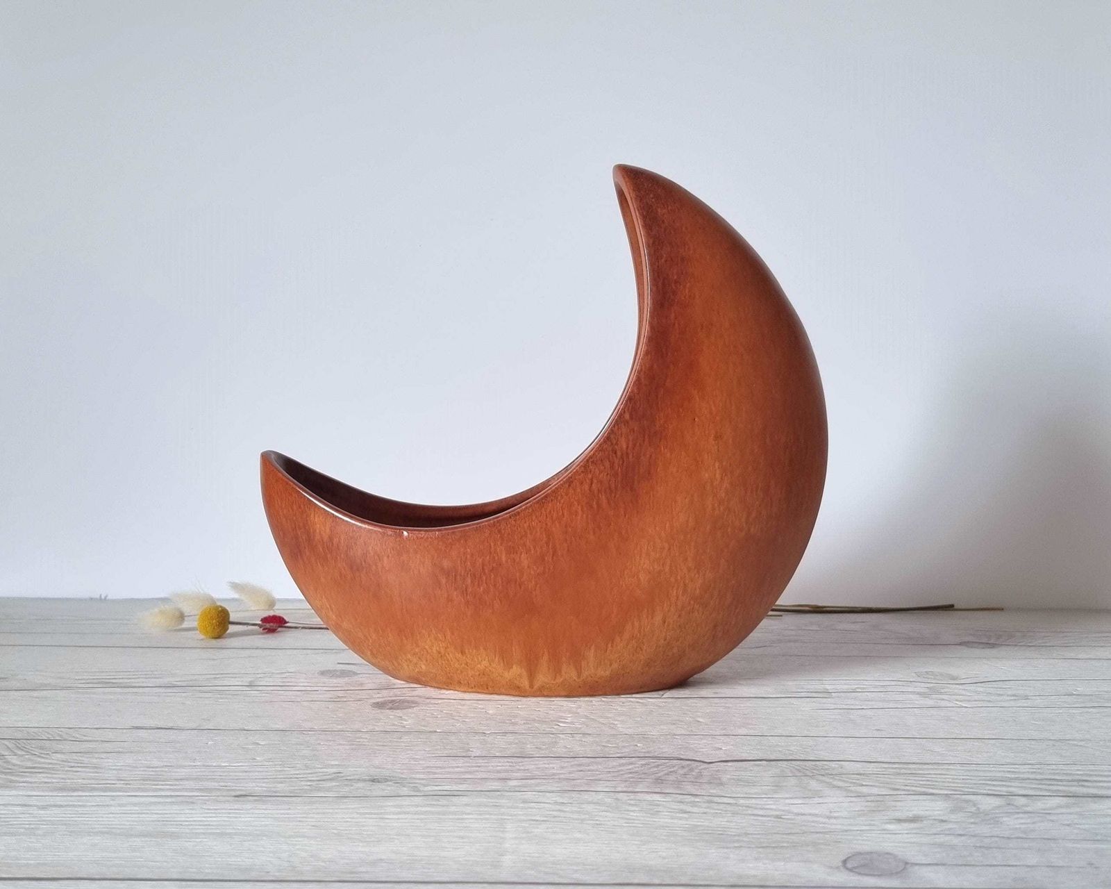 Bertoncello, Mottled Tobacco Tan Glaze, Modernist Crescent Moon Sculptural Planter Vase, 60s 80s photo vintage