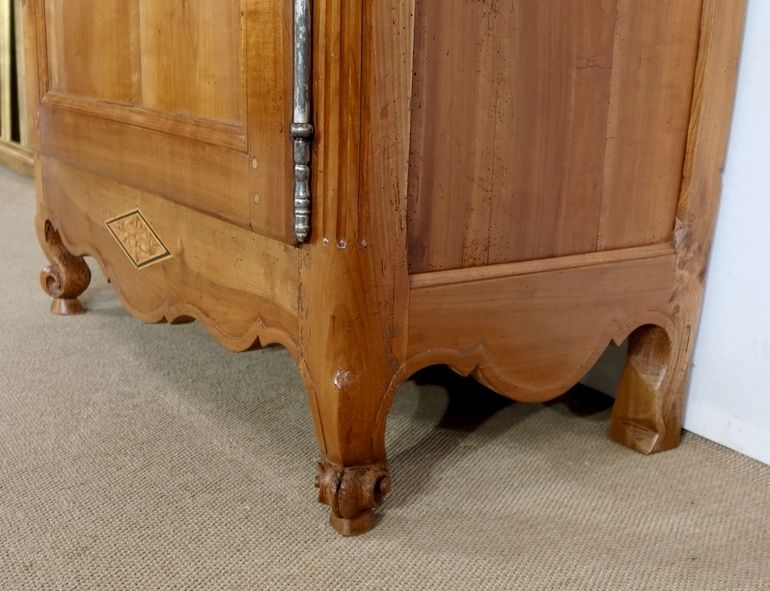 photo vinterior Rare Regional Bonnetière In Blond Cherry, Louis XV   Early 19th Century