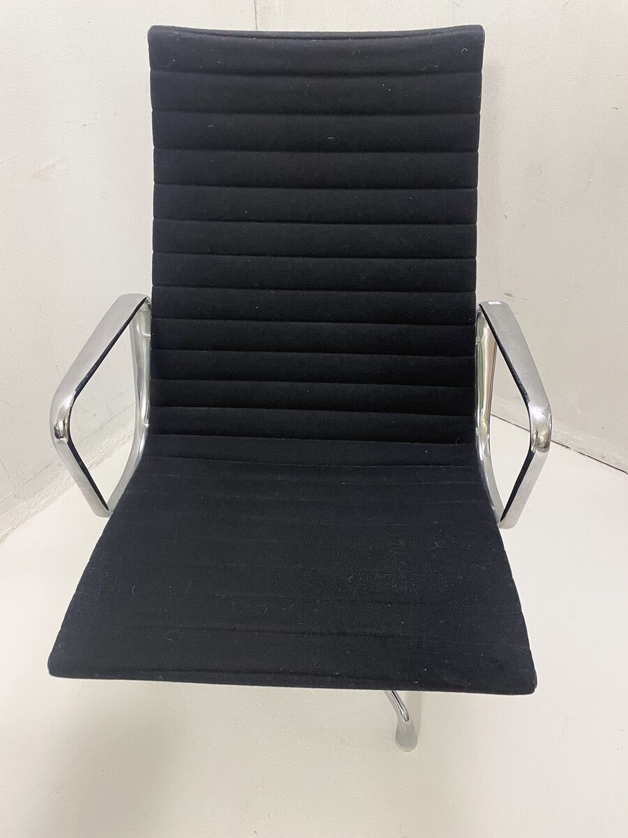 Eames Desk Chair "Ea 117" By Herman Miller photo Furniture