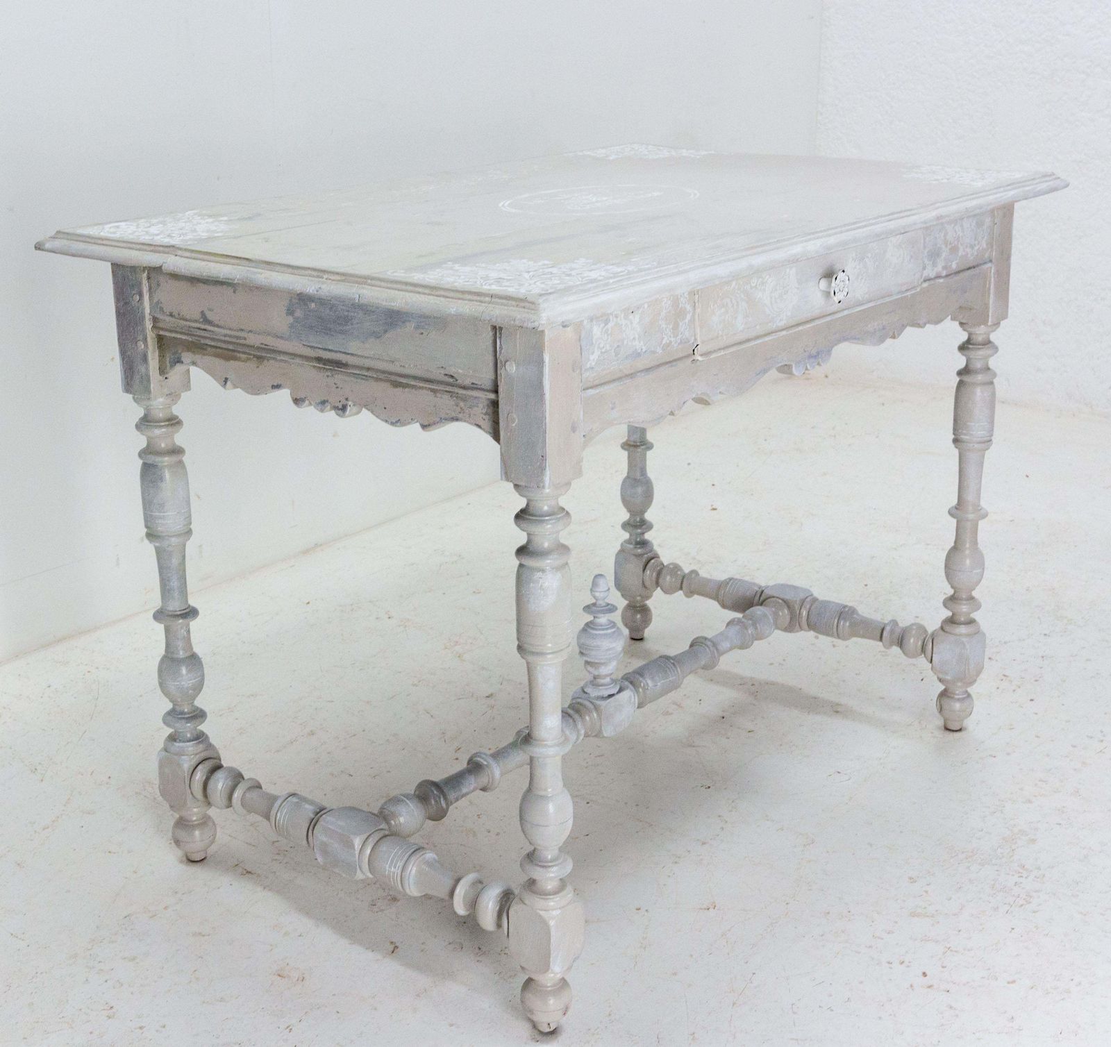 Table à écrire en chêne de style Louis XIII, finition shabby, XIXe siècle photo for sale