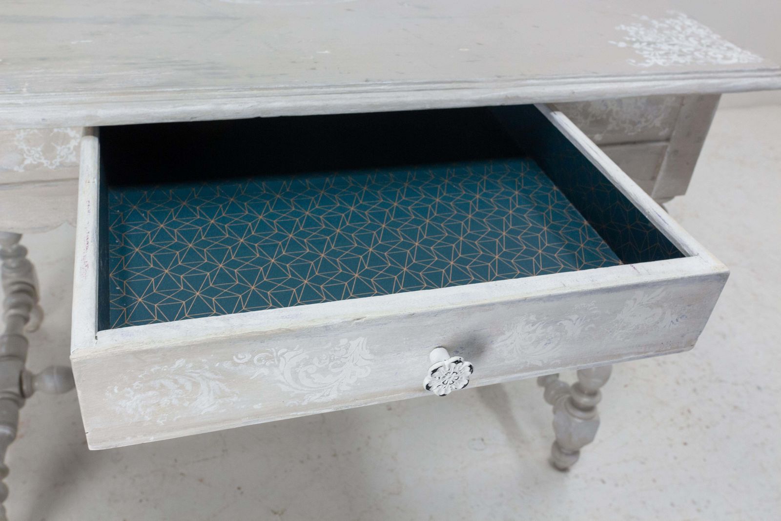 Mobilier Table à écrire en chêne de style Louis XIII, finition shabby, XIXe siècle photo