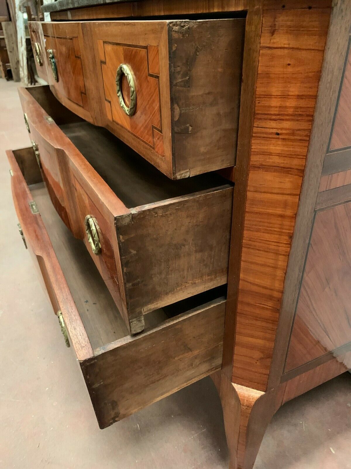 photo furniture Transition Style Chest Of Drawers In Rosewood And Amaranth Veneer, 20th Century