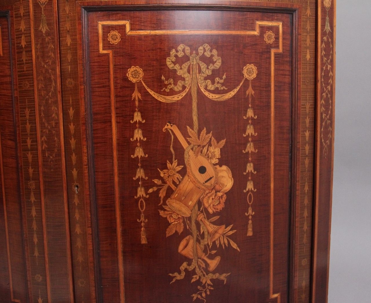 photo vintage Fabulous Quality 19th Century Mahogany And Inlaid Cabinet