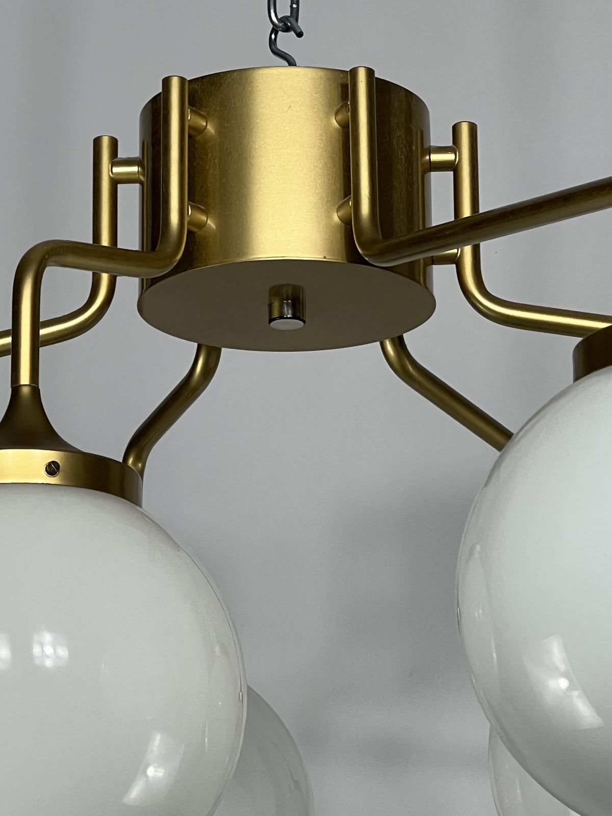 photo vintage Monumental Mid Century Brass And Milk Glass Ceiling Lamp By Reggiani. Italy 1970s